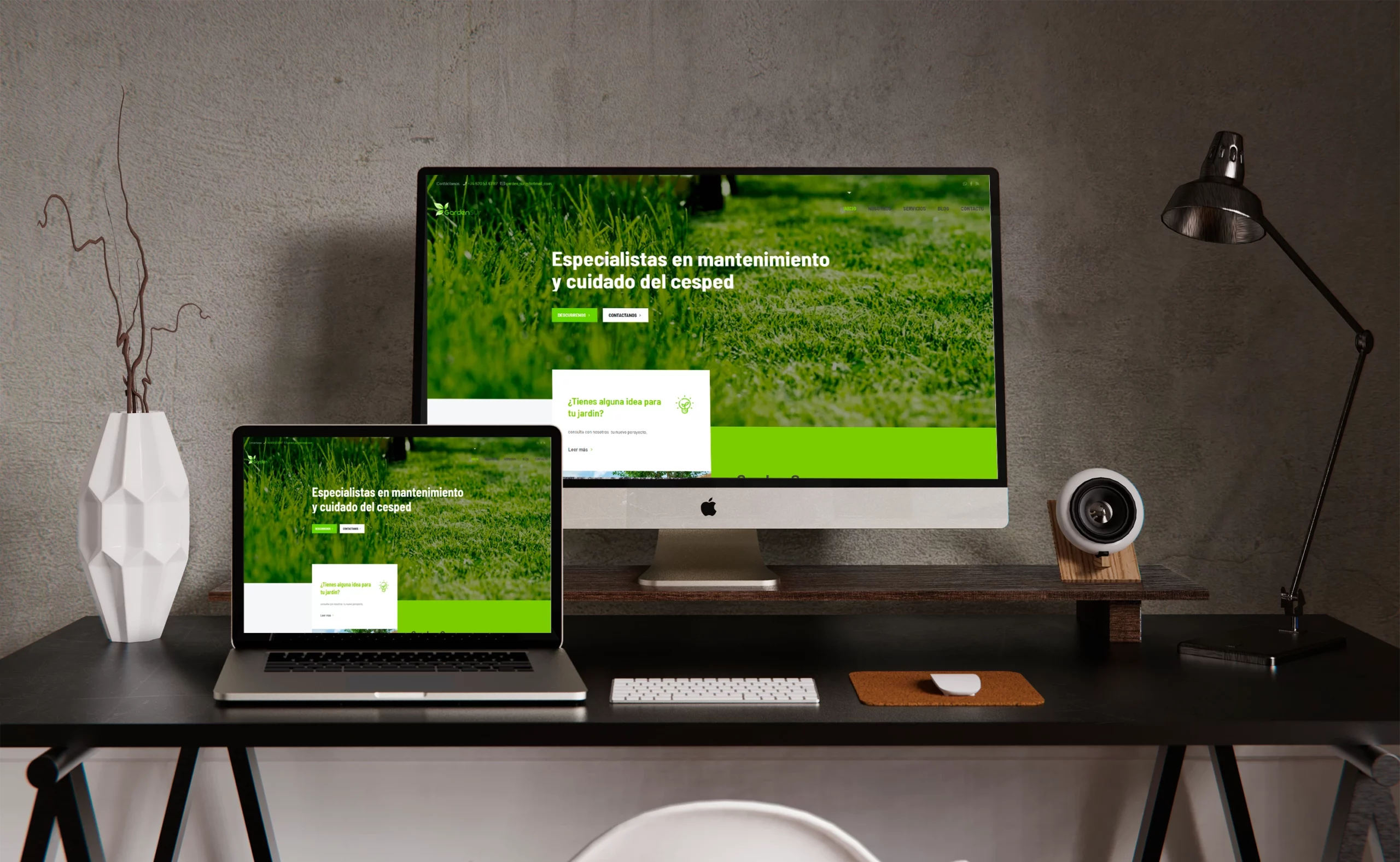 foto web gardensur en un setup de escritorio